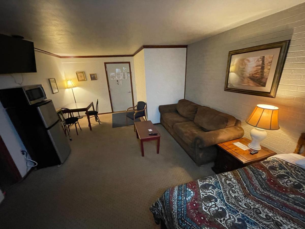 Highland Court Motel フェアモント エクステリア 写真