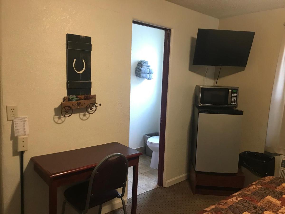 Highland Court Motel フェアモント エクステリア 写真