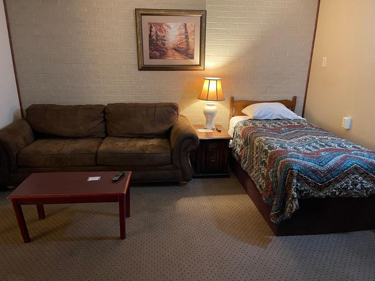 Highland Court Motel フェアモント エクステリア 写真