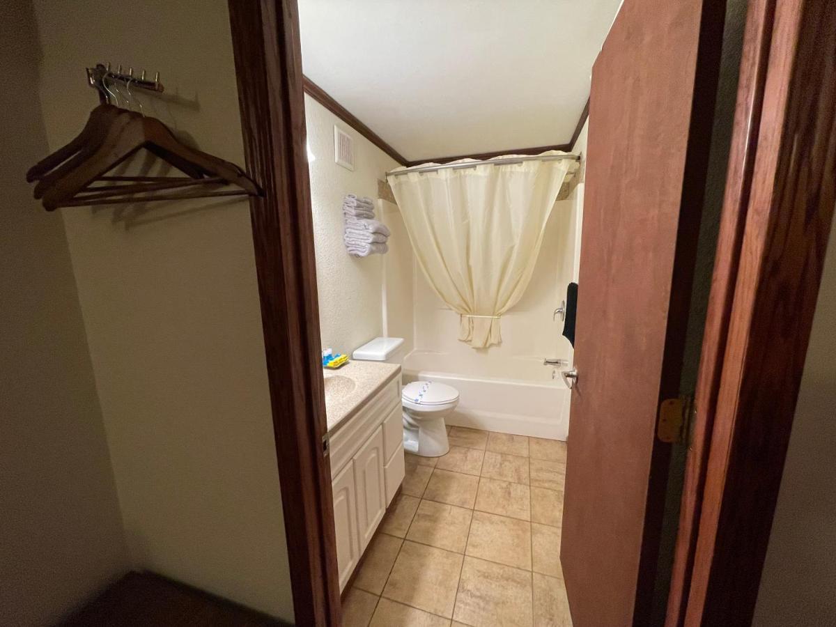 Highland Court Motel フェアモント エクステリア 写真