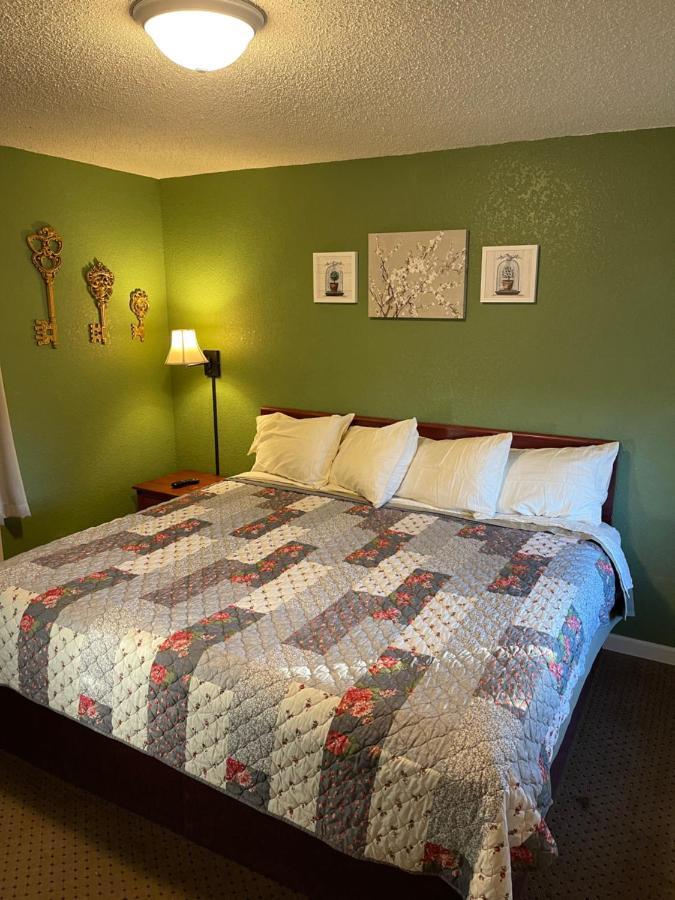 Highland Court Motel フェアモント エクステリア 写真