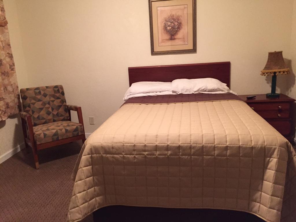 Highland Court Motel フェアモント エクステリア 写真