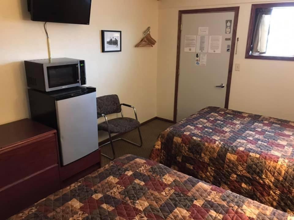 Highland Court Motel フェアモント エクステリア 写真