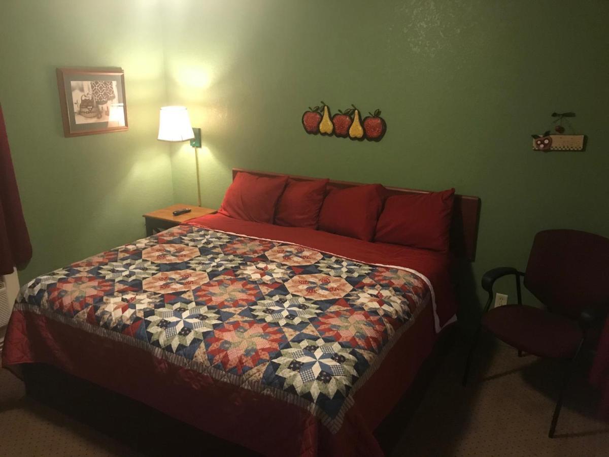 Highland Court Motel フェアモント エクステリア 写真